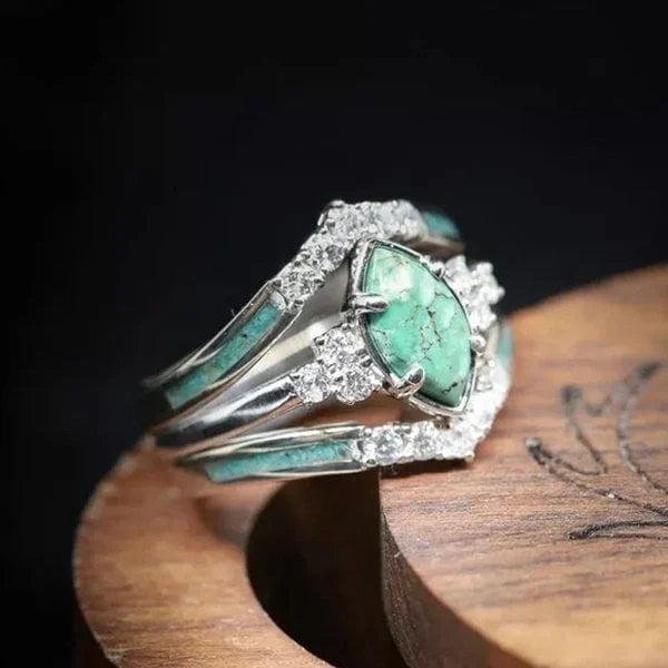 Natural Ring in Turquoise and Diamond